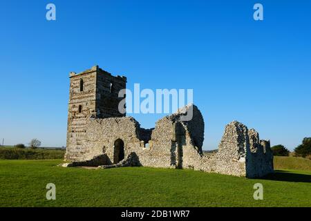 Die ruinierte Knowlton Church, Dorset, UK, erbaut in einem neolithischen Henge - John Gollop Stockfoto