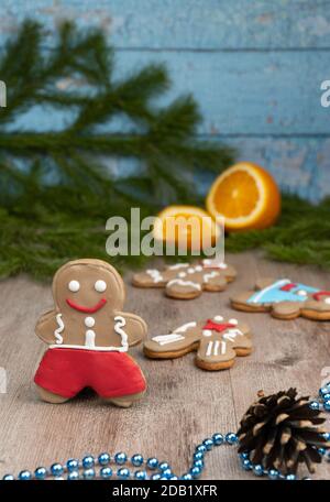 Lebkuchen Mann auf einer hölzernen Oberfläche. Leckereien für Weihnachten. Cookies mit eigenen Händen gemacht Stockfoto