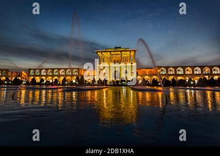 Ali Qapu Palace in Isfahan gilt als das beste Beispiel der Safavid Architektur. Es liegt auf der westlichen Seite des Naqsh-e Jahan Platzes. Stockfoto