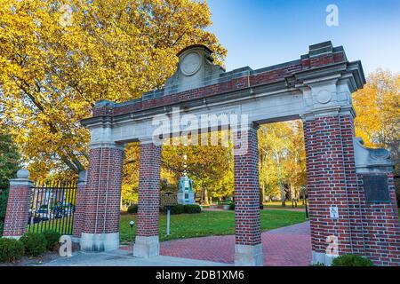 ATHENS, OH, USA - 6. NOVEMBER: College Green und Alumni Gateway am 6. November 2020 an der Ohio University in Athens, Ohio. Stockfoto