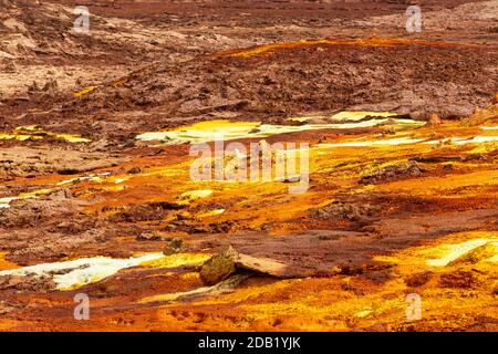 Farbenfrohe, abstrakte apokalyptische Landschaft wie Mondlandschaft des Dallol Lake im Krater des Dallol-Vulkans, Danakil Depression, Äthiopien Stockfoto