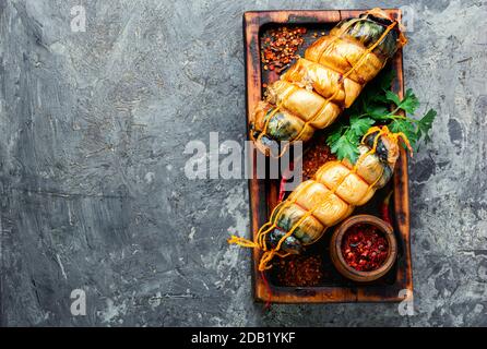 Appetitliche Fischrolle aus geräuchertem Makrele. Stockfoto
