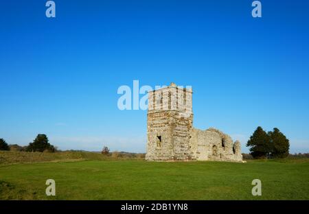 Die ruinierte Knowlton Church, Dorset, UK, erbaut in einem neolithischen Henge - John Gollop Stockfoto