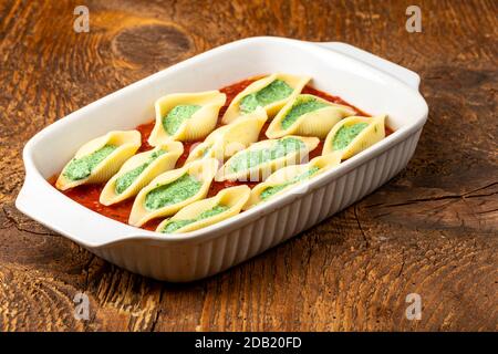 Italienische Conchiglino-Pasta in Kasserolle Stockfoto