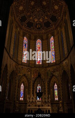 Buntglasfenster über dem Altar in der St Marys Kathedrale in Kilkenny, County Kilkenny, Irland Stockfoto