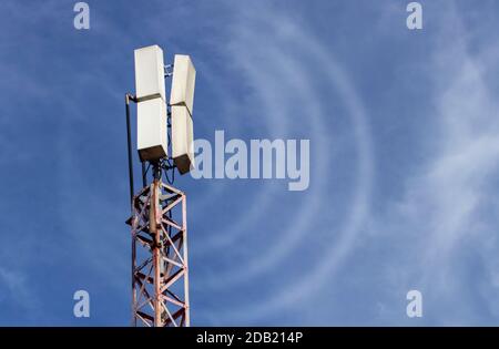 Telekommunikationsmast oder mobiler Turm mit Antennen überträgt Wellen Stockfoto