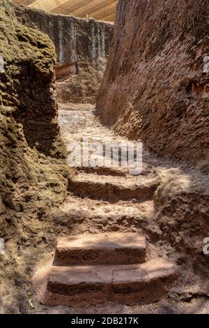 Äußere Labyrinthe mit Treppen zwischen Lalibela-Kirchen in Äthiopien aus dem Grundgestein gehauen. UNESCO-Weltkulturerbe Lalibela Äthiopien, Afrika Stockfoto