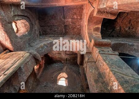 Innendecke der Kirche mit dem symbolischen Grabmal von Adam im westlichen Nordkomplex der Felsenkirchen in Lalibela. Äthiopien Stockfoto