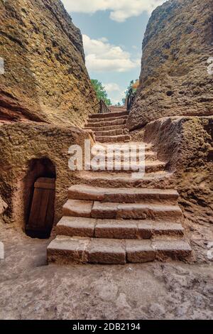 Äußere Labyrinthe mit Treppen zwischen Lalibela-Kirchen in Äthiopien aus dem Grundgestein gehauen. UNESCO-Weltkulturerbe Lalibela Äthiopien, Afrika Stockfoto