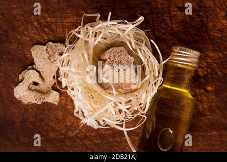 Originelles italienisches weißes Trüffel- und Trüffelöl auf natürlichem Hintergrund. Kulinarische Zutaten. Stockfoto