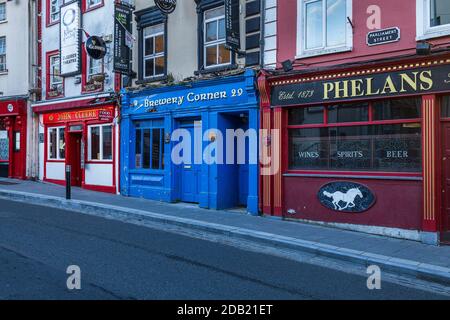 John Cleere, Brewery Corner und Phelans öffentliche Häuser in der Parliament Street, Kilkenny, am frühen Abend, County Kilkenny, Irland Stockfoto