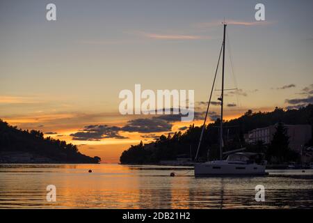 Sonnenuntergang in Vela Luka, Insel Korcula, Kroatien Stockfoto