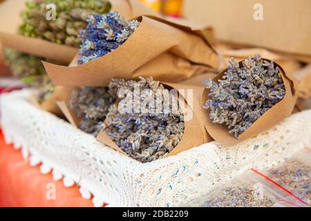 Trockene Lavendelblüten in Bastelpapier Paket auf ländlichen Messe. Stockfoto