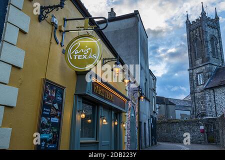 Paris Texas Bar und Restaurant in der Saint Marys Lane, neben dem Medieval Mile Museum, Kilkenny, in der Abenddämmerung, County Kilkenny, Irland Stockfoto