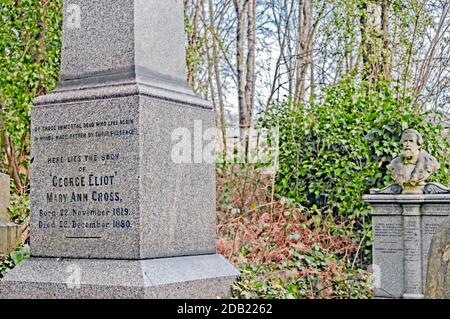 Grab von George Eliot auf Highgate Cemetery; Schnappen Sie sich von George Eliot Stockfoto