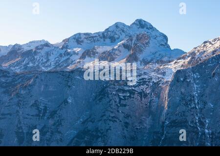 Triglav Silhouette bei Sonnenuntergang (Blick von Debela Peč). Nationalpark Triglav, Julische Alpen, Slowenien, Europa. Stockfoto
