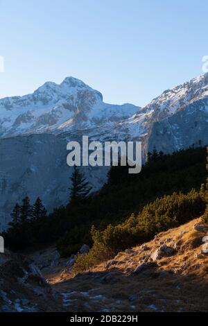 Triglav Silhouette (links) bei Sonnenuntergang (Blick von Debela Peč). Nationalpark Triglav, Julische Alpen, Slowenien, Europa. Stockfoto