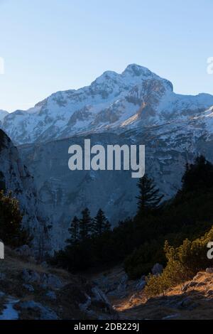 Triglav Silhouette bei Sonnenuntergang (Blick von Debela Peč). Nationalpark Triglav, Julische Alpen, Slowenien, Europa. Stockfoto