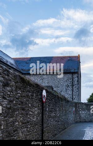 Kilkenny Kalksteinmauer an der Saint Marys Lane und das Medieval Mile Museum in der Abenddämmerung, County Kilkenny, Irland Stockfoto