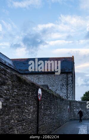 Kilkenny Kalksteinmauer an der Saint Marys Lane und das Medieval Mile Museum in der Abenddämmerung, County Kilkenny, Irland Stockfoto