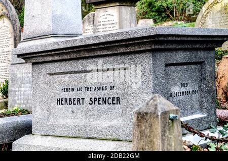 Grab von Herbert Spencer auf Highgate Cemetery; Grab von Herbert Spencer Auf Dem Friedhof in Highgate Stockfoto