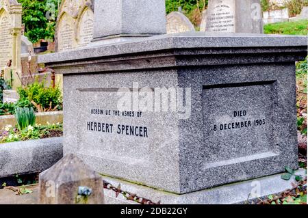 Grab von Herbert Spencer auf Highgate Cemetery; Grab von Herbert Spencer Auf Dem Friedhof in Highgate Stockfoto