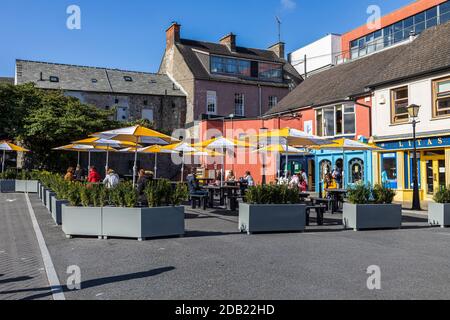 Market Yard Cafés außerhalb Sitzbereich an einem sonnigen Sommertag, Kilkenny, County Kilkenny, Irland Stockfoto