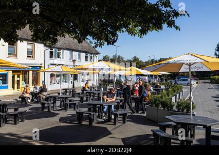 Market Yard Cafés außerhalb Sitzbereich an einem sonnigen Sommertag, Kilkenny, County Kilkenny, Irland Stockfoto