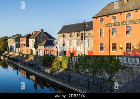 Matt the Millers öffentliches Haus und Restaurant an der Ecke von John Street und johns Quay, am Fluss Nore, Kilkenny, County Kilkenny, Irland Stockfoto