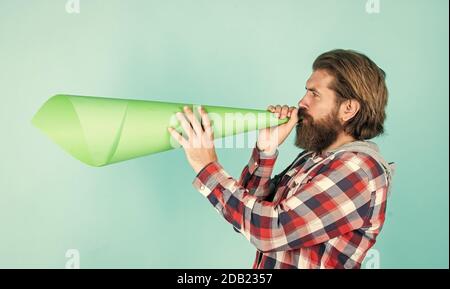 Falsches Werbekonzept. Schöner Mann schreiend durch Lautsprecher. Laute Ansage. Nicht schweigen. Abstimmung. Drängen Sie die Öffentlichkeit. Haben Sie keine Angst, Ihre Meinung zu äußern. Freier Mann schreit in Megaphon. Stockfoto
