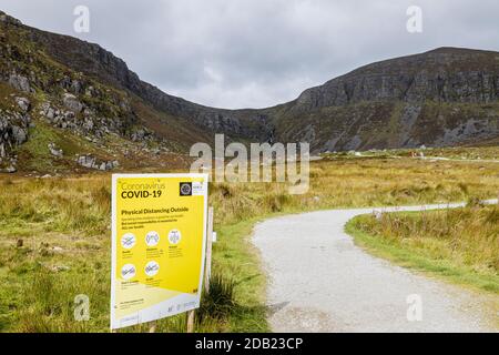 Covid 19, Coronavirus-Hinweisschild am Mahon Falls Walk, Comeragh Mountains, County Waterford, Irland, Stockfoto