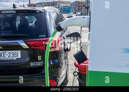 E-Fahrzeug, Ladestation für Elektroautos an einem Mitsubishi Outlander PHEV Elektro-SUV, Dungarvan, County Waterford, Irland, angeschlossen, Stockfoto