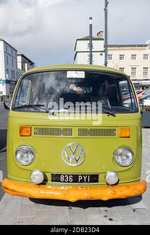 Alte VW-Kleinbus mit selbstgemachter Holzstoßstange in Dungarvan, County Waterford, Irland, Stockfoto