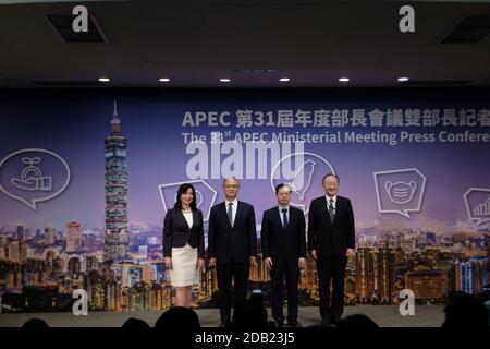 Taipeh, Taiwan. November 2020. Der Vorstand der Pressekonferenz sah sich vor dem 31. Asien-Pazifik-Treffen (APEC) für ein Bild vor den Medien posieren. Taipeh, Taiwan. 16. November 2020. (Foto von Walid Berrazeg/Sipa USA) Quelle: SIPA USA/Alamy Live News Stockfoto