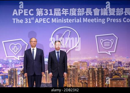 Taipeh, Taiwan. November 2020. Der Vorstand der Pressekonferenz sah sich vor dem 31. Asien-Pazifik-Treffen (APEC) für ein Bild vor den Medien posieren. Taipeh, Taiwan. 16. November 2020. (Foto von Walid Berrazeg/Sipa USA) Quelle: SIPA USA/Alamy Live News Stockfoto