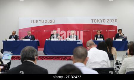 Tokio, Japan. November 2020. Der Präsident des Internationalen Olympischen Komitees (IOC) Thomas Bach (3. L) und der Präsident von Tokio 2020, Mori Yoshiro (3. R), nehmen am 16. November 2020 an einer gemeinsamen Pressekonferenz in Tokio, Japan, Teil. Quelle: Du Xiaoyi/Xinhua/Alamy Live News Stockfoto