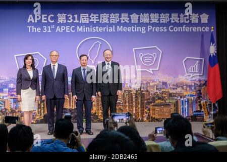 Taipeh, Taiwan. November 2020. Der Vorstand der Pressekonferenz sah sich vor dem 31. Asien-Pazifik-Treffen (APEC) für ein Bild vor den Medien posieren. Taipeh, Taiwan. 16. November 2020. (Foto von Walid Berrazeg/Sipa USA) Quelle: SIPA USA/Alamy Live News Stockfoto