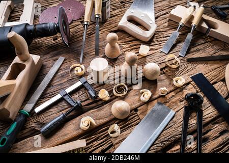 Fertige Holzobjekte Und Verschiedene Carpenter Tools Von Toolkit Legend On Desk Stockfoto