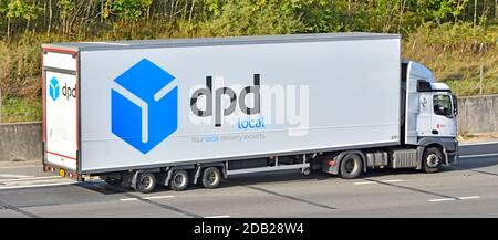 dpd lokale Paket Supply Chain Business Lieferung LKW-Transport Grafiken in der Werbung auf Seite & Rücken artikuliert Anhänger fahren Autobahn Großbritannien Stockfoto