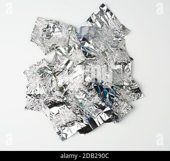 Verschiedene zerknitterte Folien verwendeten Süßigkeiten-Wrapper auf weißem Hintergrund, Draufsicht Stockfoto