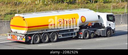 Seiten- & Rückansicht Tankwagen der Marke Shell & Hoyer Logistik Supply Chain Business LKW mit Hazchem Warnschild auf der britischen Autobahn Stockfoto