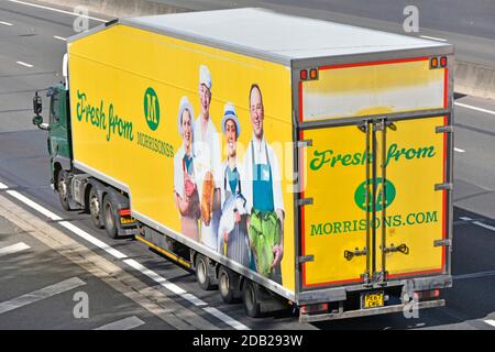 Seite Rückansicht Morrisons Lebensmittel Supermarkt Supply Chain Business Store Lieferung LKW-Marke grafische Werbung auf Anhänger fahren auf Autobahn Großbritannien Stockfoto