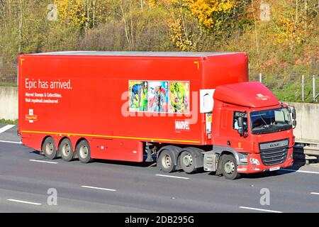 Werbegrafiken Royal Mail Briefmarken von Epic Iconic Super Heroes of Marvel Universe auf der Seitenansicht des LKW Anhänger fahren UK Autobahn Stockfoto