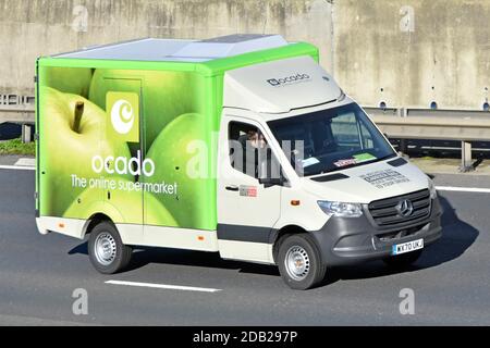 Ocado Lebensmittel Supply Chain Delivery van online Internet Retail Business Lebensmittelgeschäft Supermarkt Einkaufen in Joint Venture mit Marks und Spencer Autobahn Großbritannien Stockfoto