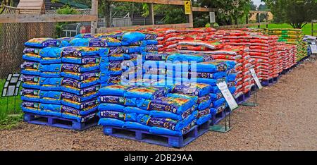 Beutel mit 60 Liter Mehrzweck-Gartenkompost aus Kunststoff Tasche auf blauem Holzpalette zum Verkauf & Kauf bei Self Service Garden Center Essex England Großbritannien Stockfoto