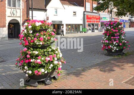 Eine einsame Frau Shopper Spaziergang entlang Bürgersteig verlassen Brentwood Shopping High Street in Covid 19 Coronavirus Pandemie Blumenanzeige Essex England GB Stockfoto