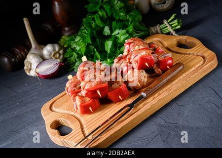 Roher Schisch-Kebab mit verschiedenen Gemüsesorten Stockfoto