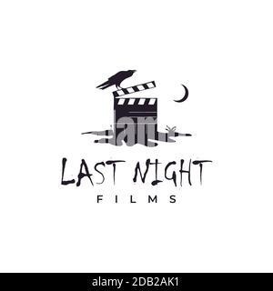 Klappbrett auf gerissenen Boden in der Nacht und Krähe Illustration Logo. Horror Film Logo Design Inspiration Stock Vektor