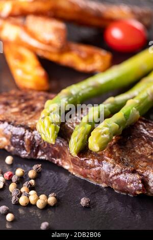 Grüner Spargel auf einem Steak Stockfoto