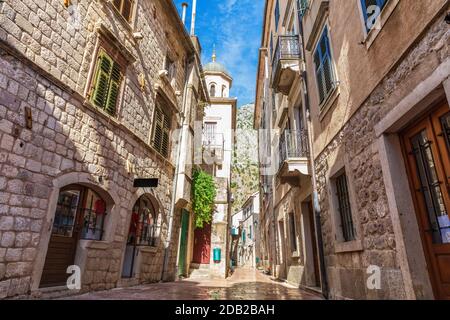Mittelalterliche Straße in der Altstadt von Kotor nicht weit von St. Michael Kirche, Montenegro Stockfoto